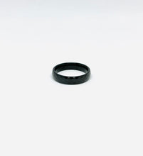 Cargar imagen en el visor de la galería, Argolla Tungsteno 5mm. Colección Juno facetada
