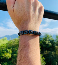 Cargar imagen en el visor de la galería, Brazalete pirámides Black Luck
